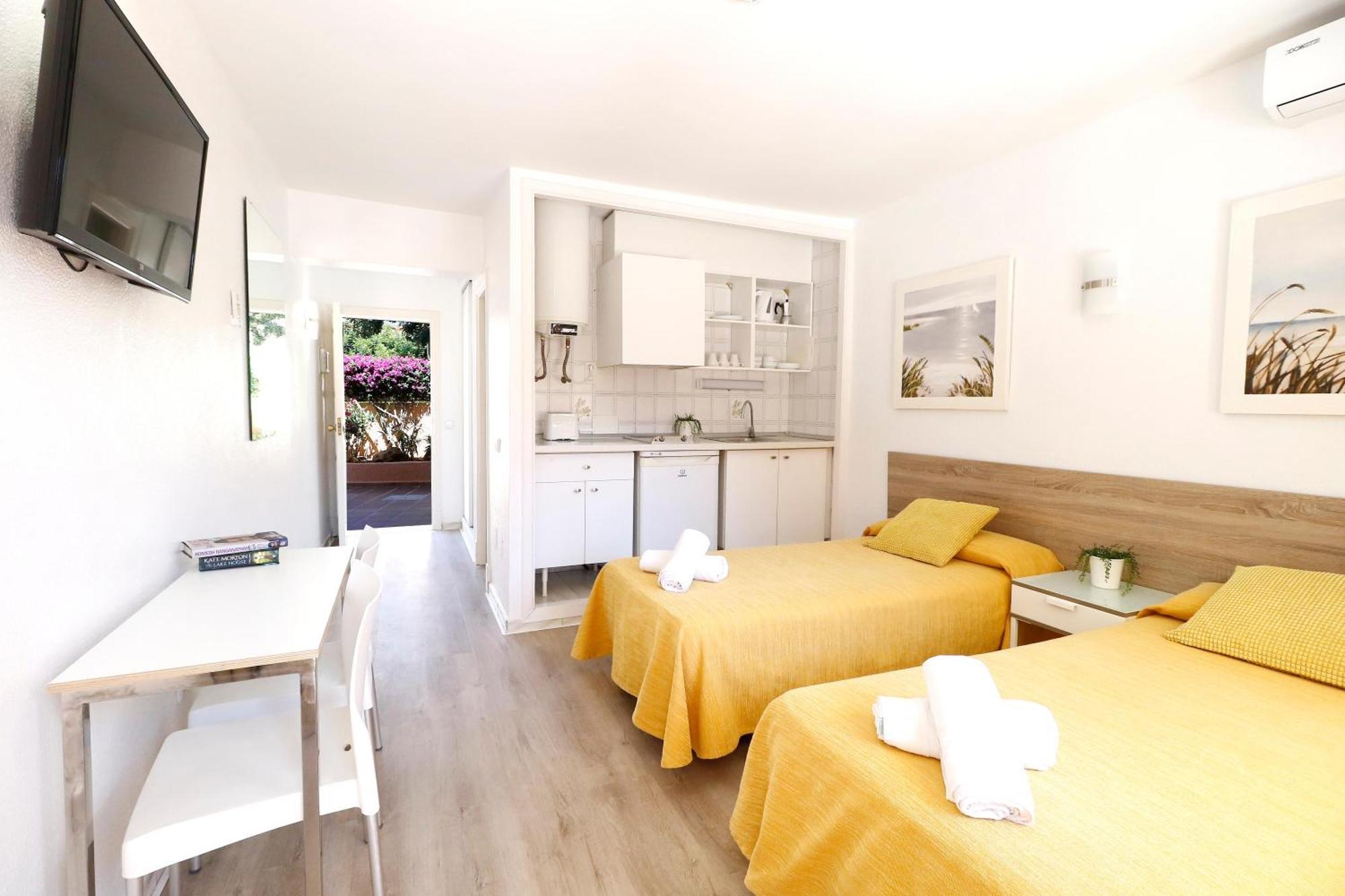 Naika Studios & Apartments Palmanova Exteriör bild